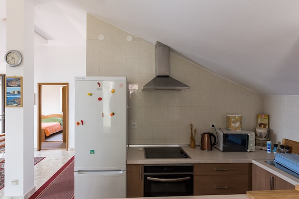 Tweekamerappartement met balkon en zeezicht in idyllisch Mlini - thumbnail 4