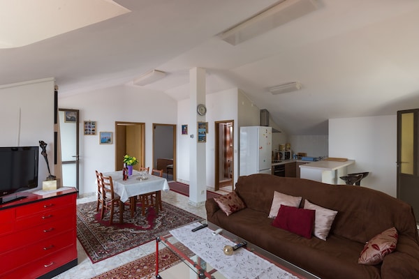 Tweekamerappartement met balkon en zeezicht in idyllisch Mlini - thumbnail 2