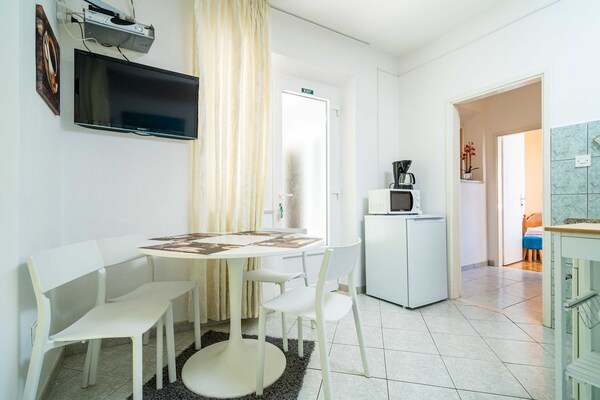 Appartement aan zee in Lumbarda met privéstrand en balkon - thumbnail 2