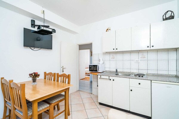 Appartement aan zee in Lumbarda met balkon, nabij zandstrand - thumbnail 2