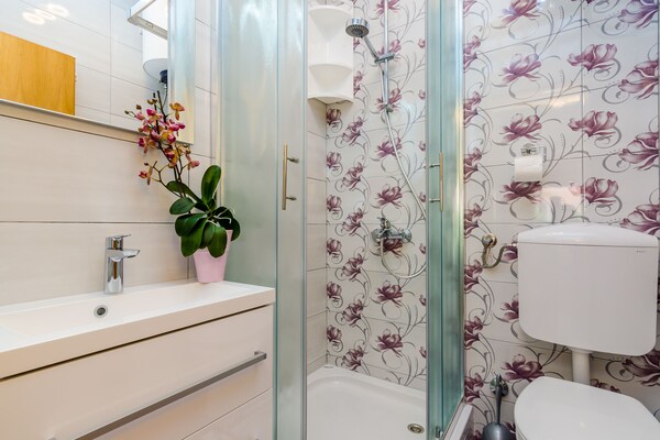 Kompacte double room in Lapad, op loopafstand van stranden en boulevard - thumbnail 5