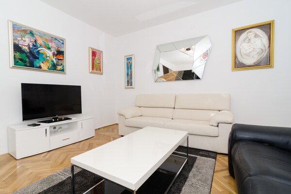 Modern 2-kamerappartement met balkon en uitzicht, op loopafstand van Old Town - thumbnail 2