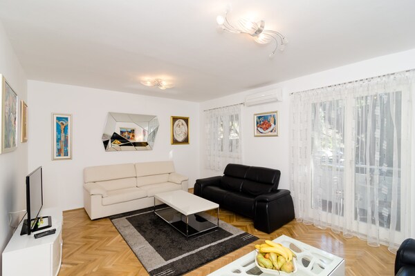 Modern 2-kamerappartement met balkon en uitzicht, op loopafstand van Old Town - thumbnail 3