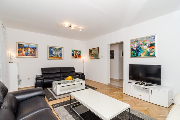 Modern 2-kamerappartement met balkon en uitzicht, op loopafstand van Old Town - thumbnail 5