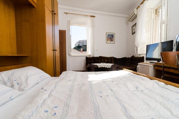 Comfort Double Room met Patio in Pile, 200m van strand en oude stad - thumbnail 2