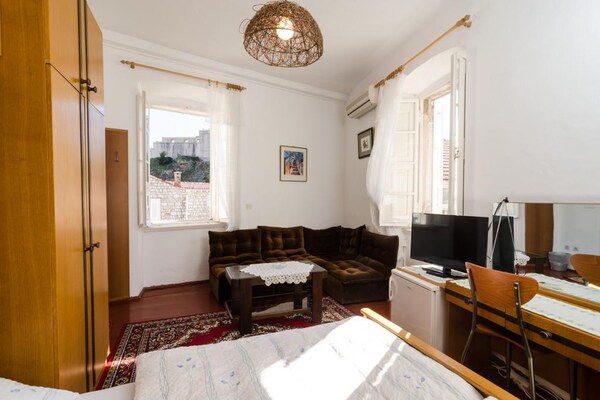 Comfort Double Room met Patio in Pile, 200m van strand en oude stad - thumbnail 3