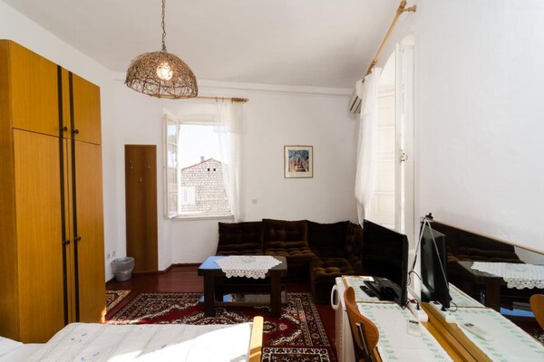 Comfort Double Room met Patio in Pile, 200m van strand en oude stad - thumbnail 5