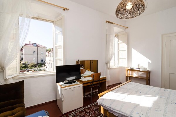 Comfort Double Room met Patio in Pile, 200m van strand en oude stad - thumbnail 6