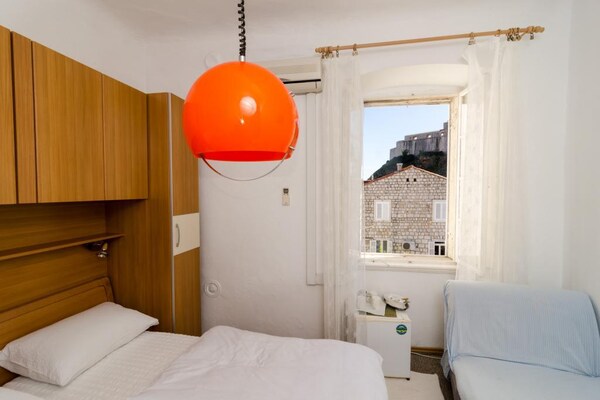 Knusse tweepersoonskamer met patio op 200 meter van het strand in Dubrovnik - thumbnail 6