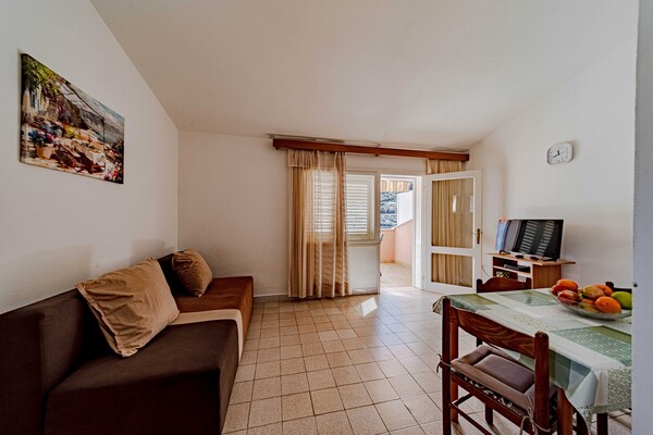 Appartement met zeezicht en balkon, direct bij het strand in Smokvica - thumbnail 3