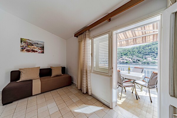 Appartement met zeezicht en balkon, direct bij het strand in Smokvica - thumbnail 4