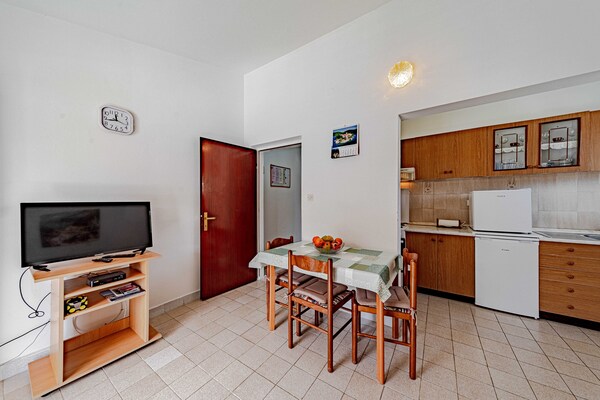 Appartement met zeezicht en balkon, direct bij het strand in Smokvica - thumbnail 5