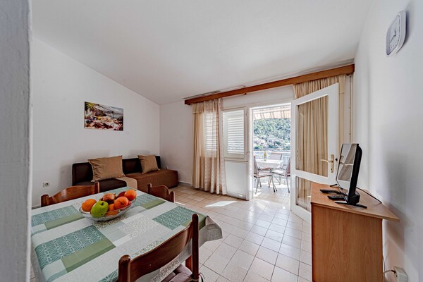 Appartement met zeezicht en balkon, direct bij het strand in Smokvica - thumbnail 6