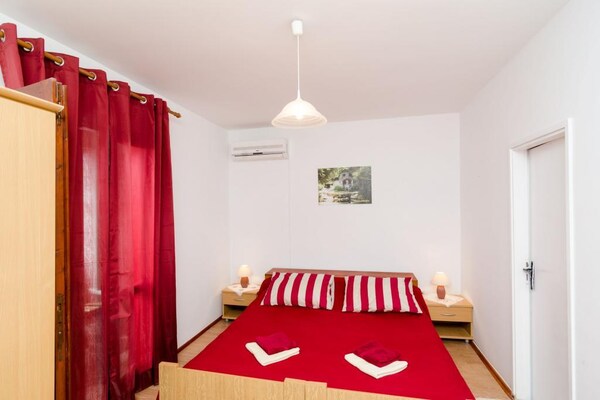 Kamer met balkon en gedeelde keuken, op loopafstand van strand Banići - thumbnail 1