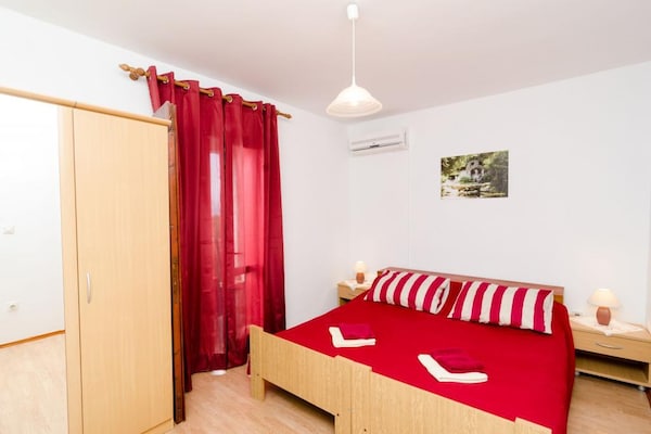 Kamer met balkon en gedeelde keuken, op loopafstand van strand Banići - thumbnail 3