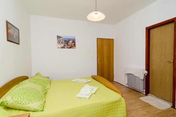 Knusse tweepersoonskamer met terras op loopafstand van de baai van Slano - thumbnail 3