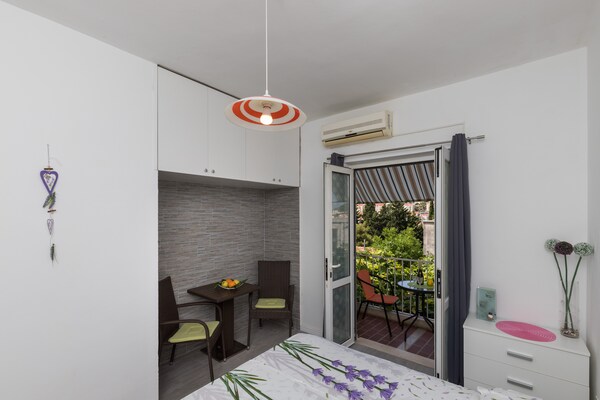 Knusse kamer met balkon en tuinzicht in rustige buurt bij Dubrovnik - thumbnail 3