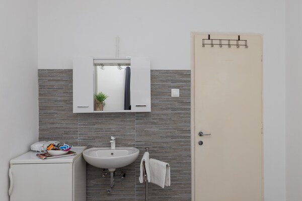 Knusse kamer met balkon en tuinzicht in rustige buurt bij Dubrovnik - thumbnail 5