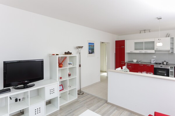 Deluxe appartement met balkon en zeezicht in de stille baai van Saplunara - thumbnail 4