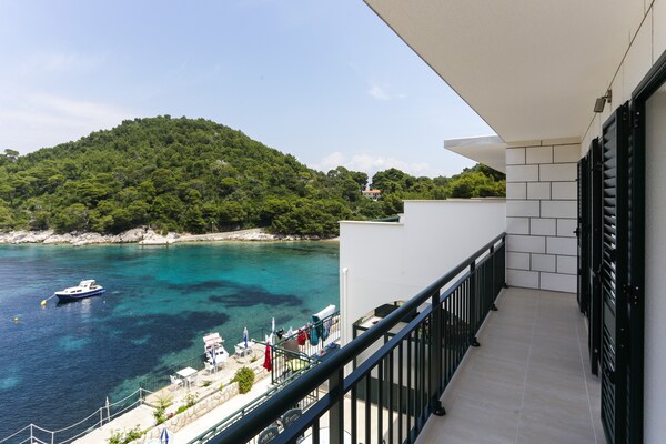 Deluxe appartement met balkon en zeezicht in de stille baai van Saplunara - thumbnail 1