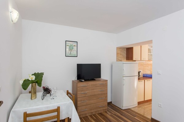 Zonnig appartement voor 3 met gedeeld terras en zeezicht in Mlini - thumbnail 2