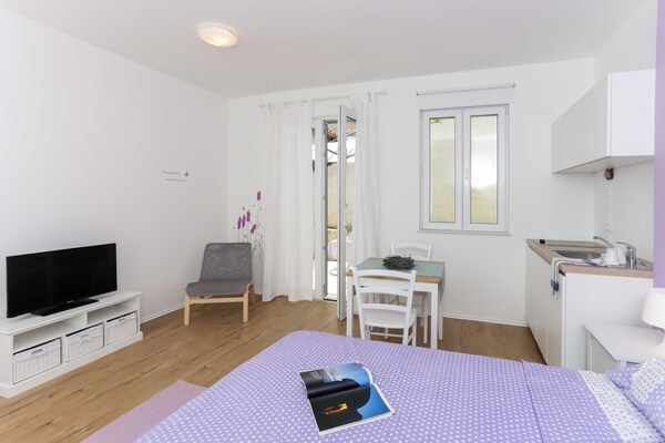 Studio Lavanda met terras: knusse studio vlakbij de oude stad van Dubrovnik - thumbnail 4