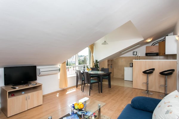 Rustiek appartement met zeezicht in Lapad, vlakbij strand en boulevard - thumbnail 1