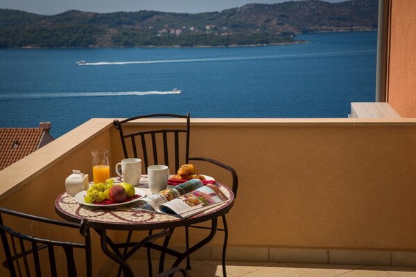 Tweekamerappartement met balkon en uitzicht op de Adriatische Zee in Orašac - thumbnail 1