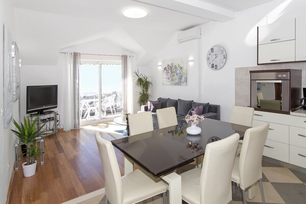 Comfortabel driekamerappartement met balkon, zeezicht en jacuzzi nabij Old Town Dubrovnik - thumbnail 2