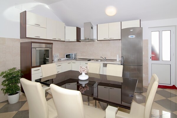 Comfortabel driekamerappartement met balkon, zeezicht en jacuzzi nabij Old Town Dubrovnik - thumbnail 3