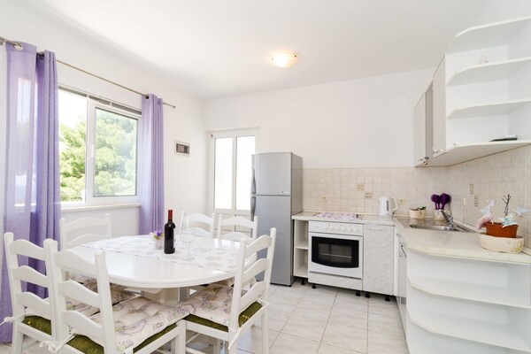 Comfortabel 5-persoons appartement met balkon op 200m van strand in Potomje - thumbnail 3