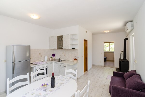 Comfortabel 5-persoons appartement met balkon op 200m van strand in Potomje - thumbnail 2