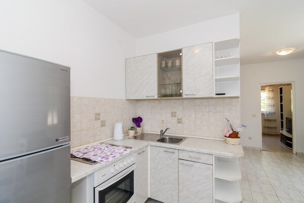 Comfortabel 5-persoons appartement met balkon op 200m van strand in Potomje - thumbnail 4