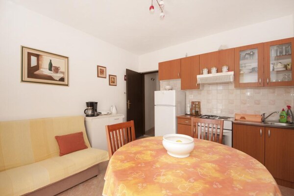 Appartement met balkon op 200 meter van zee op het eiland Brač - thumbnail 3