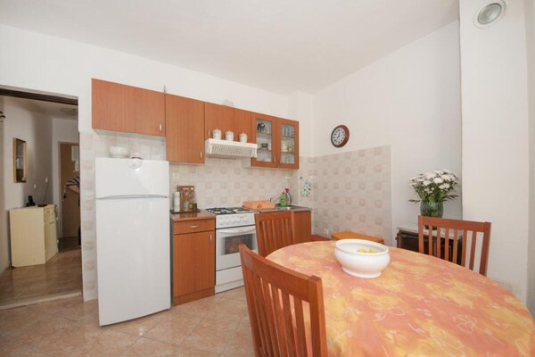 Appartement met balkon op 200 meter van zee op het eiland Brač - thumbnail 4