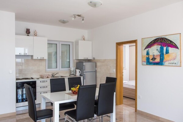 Driekamerappartement met balkon en uitzicht op zee en de oude stad - thumbnail 4