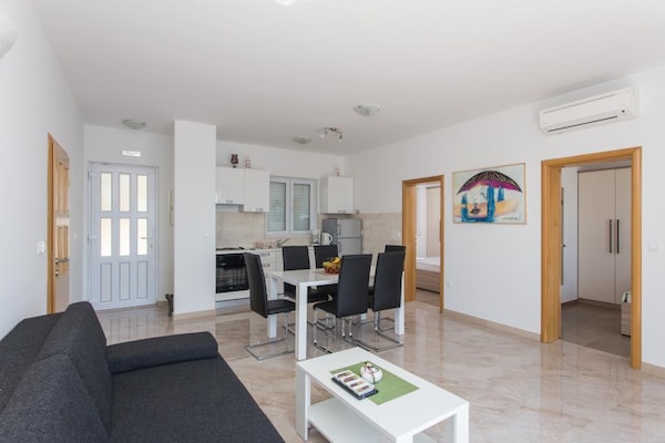 Driekamerappartement met balkon en uitzicht op zee en de oude stad - thumbnail 2