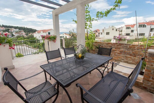 Luxe duplex villa met privézwembad en zeezicht op het eiland Brač - thumbnail 5