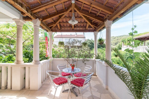 Comfortabel appartement met terras in hartje Postira, 300m van het strand - thumbnail 2