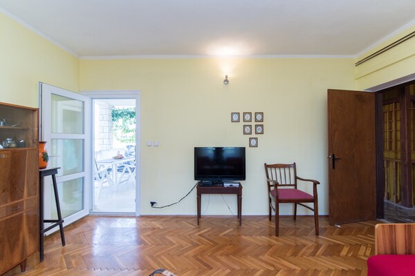 Comfortabel appartement met terras in hartje Postira, 300m van het strand - thumbnail 3