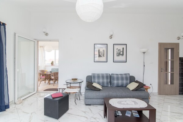 Rustiek appartement met tuinzicht op 300m van zee in Postira, Brač - thumbnail 1