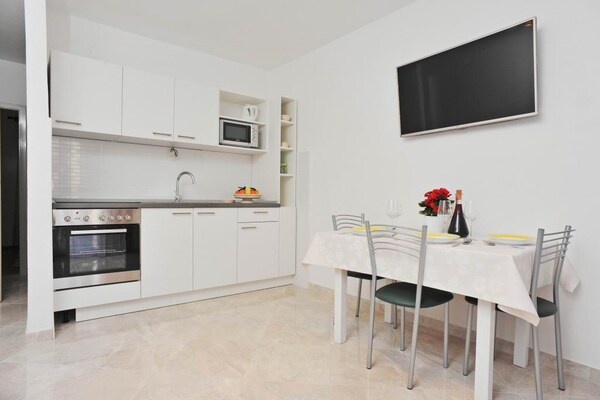 Appartement met balkon en tuinzicht op 200 meter van het strand in Sutivan - thumbnail 4