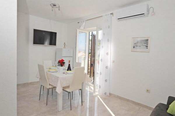Knus appartement met balkon & centrumzicht in Sutivan, vlakbij zee - thumbnail 2