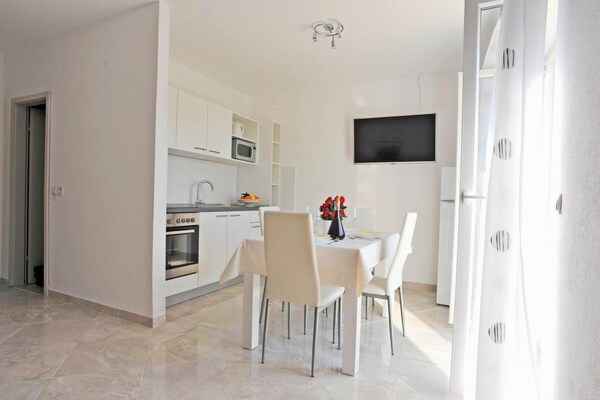 Knus appartement met balkon & centrumzicht in Sutivan, vlakbij zee - thumbnail 4