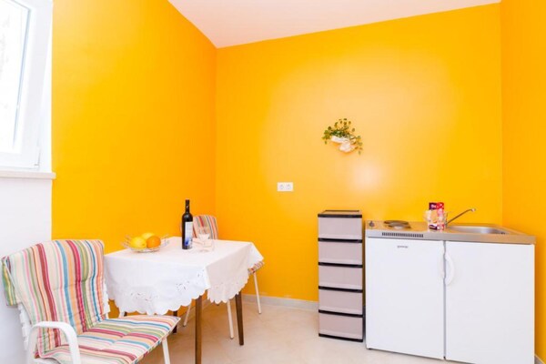 Knus appartement met terras en tuinzicht in rustig Lapad, dichtbij strand - thumbnail 4