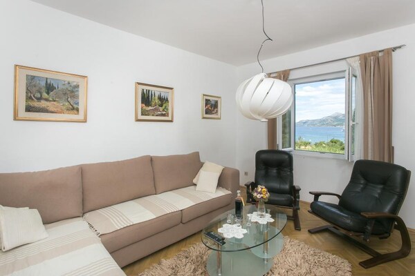 Ruim appartement met zeezicht en terras op autovrij eiland Koločep - thumbnail 2
