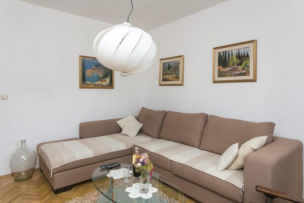 Ruim appartement met zeezicht en terras op autovrij eiland Koločep - thumbnail 3