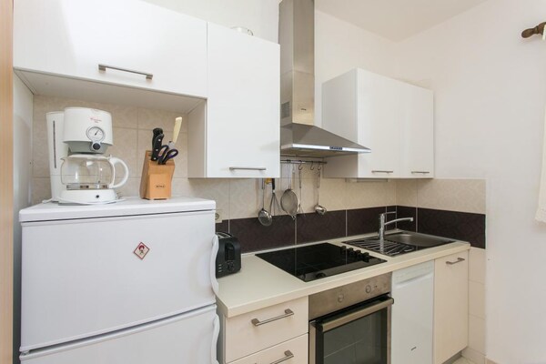 Ruim appartement met zeezicht en terras op autovrij eiland Koločep - thumbnail 5