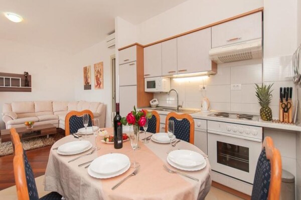 Comfortabel 2-slaapkamer appartement met zeezicht op 100m van het strand in Split - thumbnail 4