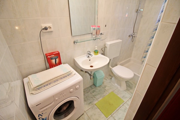 Op 700 m van zee: ruim appartement voor 4 personen in Korcula - thumbnail 6